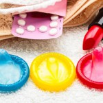 preservativi-e-rossetto-delle-pillole-sulla-biancheria-del-pizzo-49392522.jpg